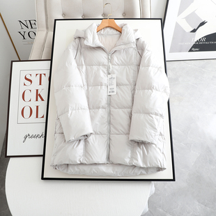 麦系の2025冬新款时尚百搭宽松显瘦浅灰色连帽中长款羽绒服外套女