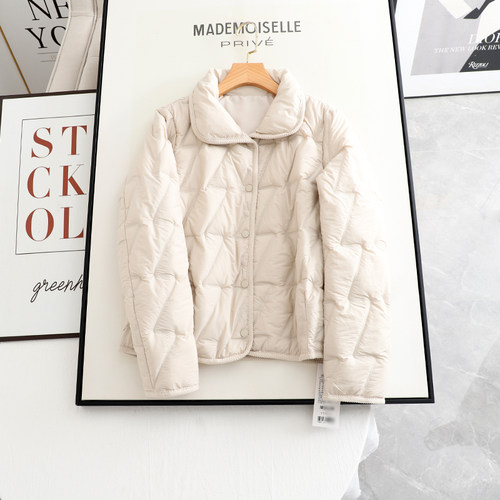 麦系の2025冬季新款时尚百搭宽松显瘦翻领菱形格短款羽绒服外套女