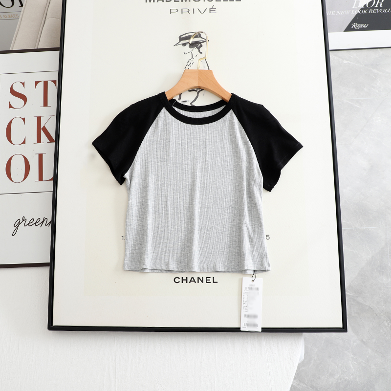 麦系の2025夏季新款设计感小众撞色拼接圆领短款短袖T恤女小上衣