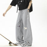 现货2026春新款高品质趣味腊肠狗刺绣弯刀阔腿休闲裤K2507-特P50，男装休闲裤，星座418-2