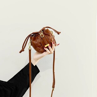 MK DA小包包女2025新款高级感真皮菱格水桶包时尚单肩斜挎口红包