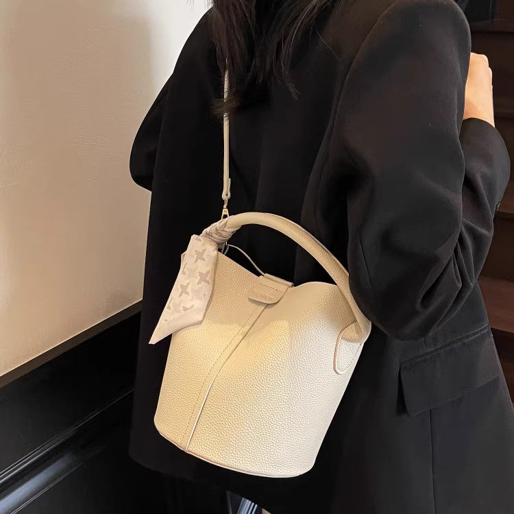 白色包包日常通勤百搭水桶包女斜挎包女包2026新款精致外出小拎包