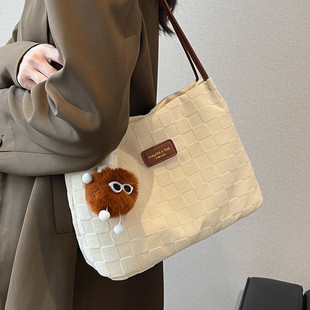 MK DA流行高级感大容量水桶包女2025新款小众通勤帆布单肩托特包