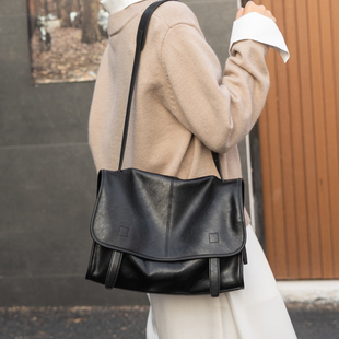 新款植鞣牛皮简约高级感单肩邮差包慵懒风通勤大容量软皮托特女包