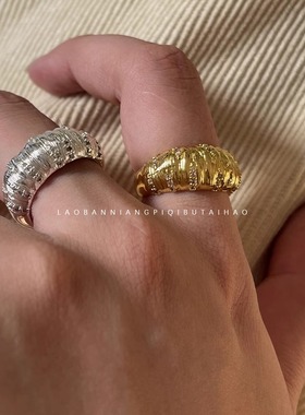 金银牛角包~超好看镶钻高级感2024新款精致独特百搭褶皱优雅戒指
