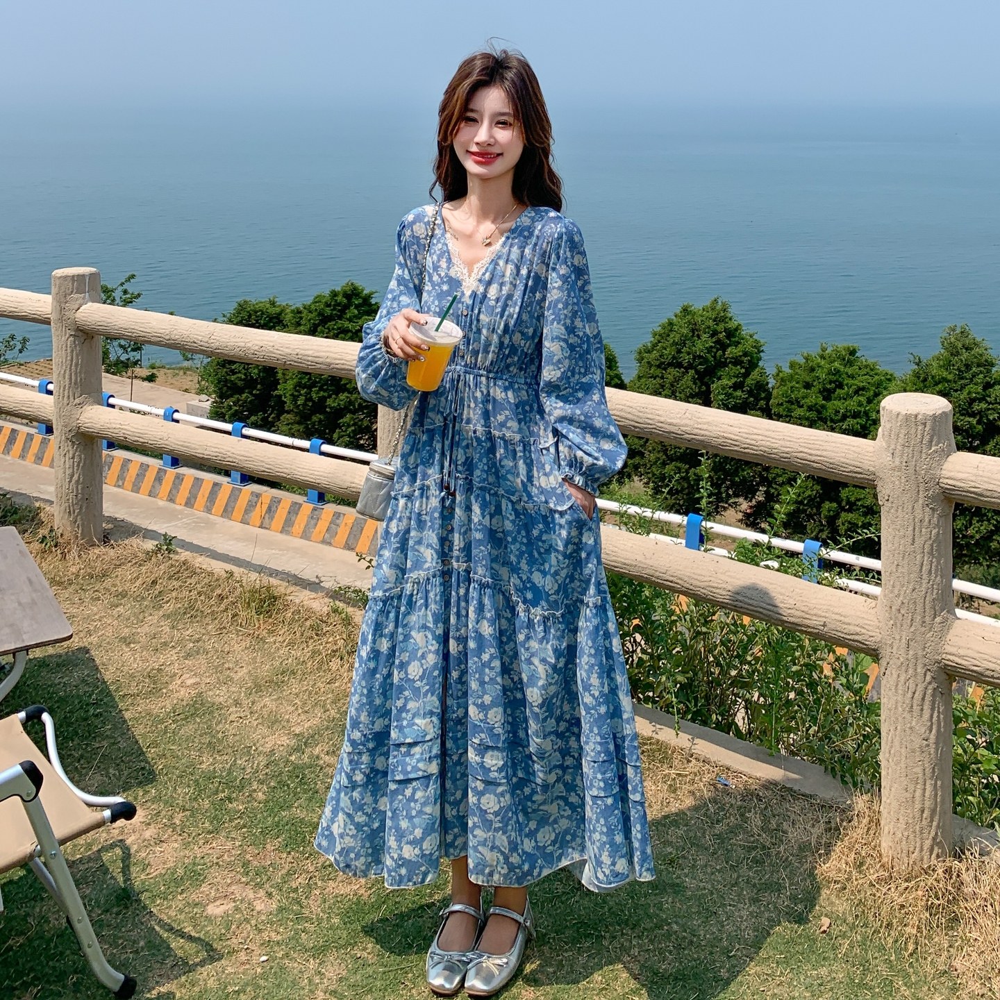 度假风甜美蓝色蕾丝V领碎花连衣裙女春秋2025新款巨好看超火长裙,女装连衣裙,芭图娜