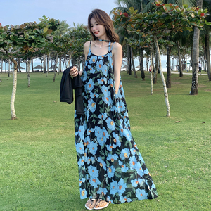 海边度假蓝色碎花吊带连衣裙女夏新款超好看显瘦气质雪纺沙滩裙图片