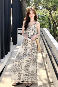 法式轻奢时尚挂脖连衣裙女夏季新款时尚宽松设计感印花无袖背心裙图片
