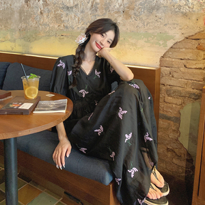 茶歇法式v领碎花连衣裙女夏2025新款气质绝美高级感收腰雪纺长裙图片
