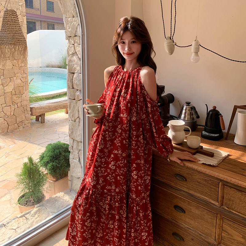红色碎花露肩连衣裙女夏2025新款度假风仙气超火爆款法式温柔风,女装连衣裙,芭图娜
