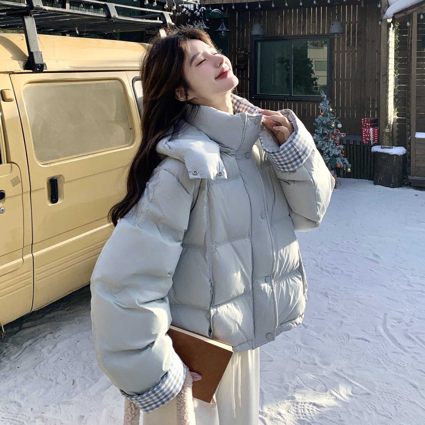 现货主推！50绒雾蓝色格纹撞色羽绒服B260-5275-P285K428，女装短外套，芭图娜