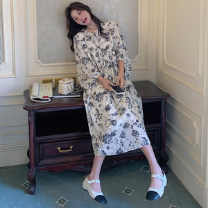 法式长袖碎花连衣裙女2025年春秋新款气质轻熟风收腰显瘦茶歇长裙图片