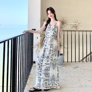 法式轻奢时尚挂脖连衣裙女夏季新款时尚宽松设计感印花无袖背心裙图片