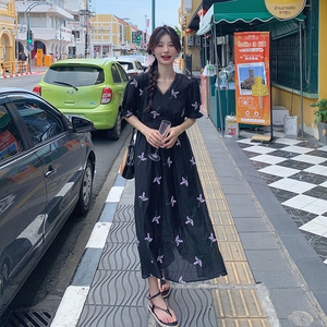 茶歇法式v领碎花连衣裙女夏2025新款气质绝美高级感收腰雪纺长裙图片