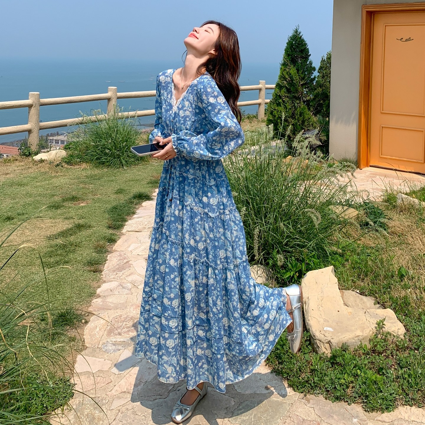 度假风甜美蓝色蕾丝V领碎花连衣裙女春秋2025新款巨好看超火长裙,女装连衣裙,芭图娜