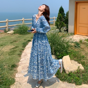 度假风甜美蓝色蕾丝V领碎花连衣裙女春秋2025新款巨好看超火长裙图片