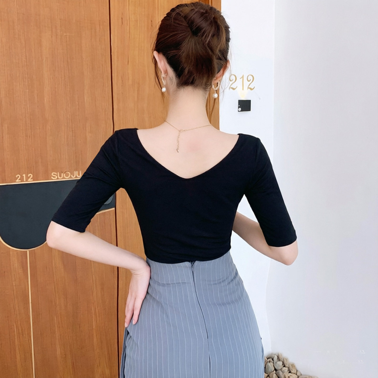 前后双V领五分中袖t恤女上衣露背图片