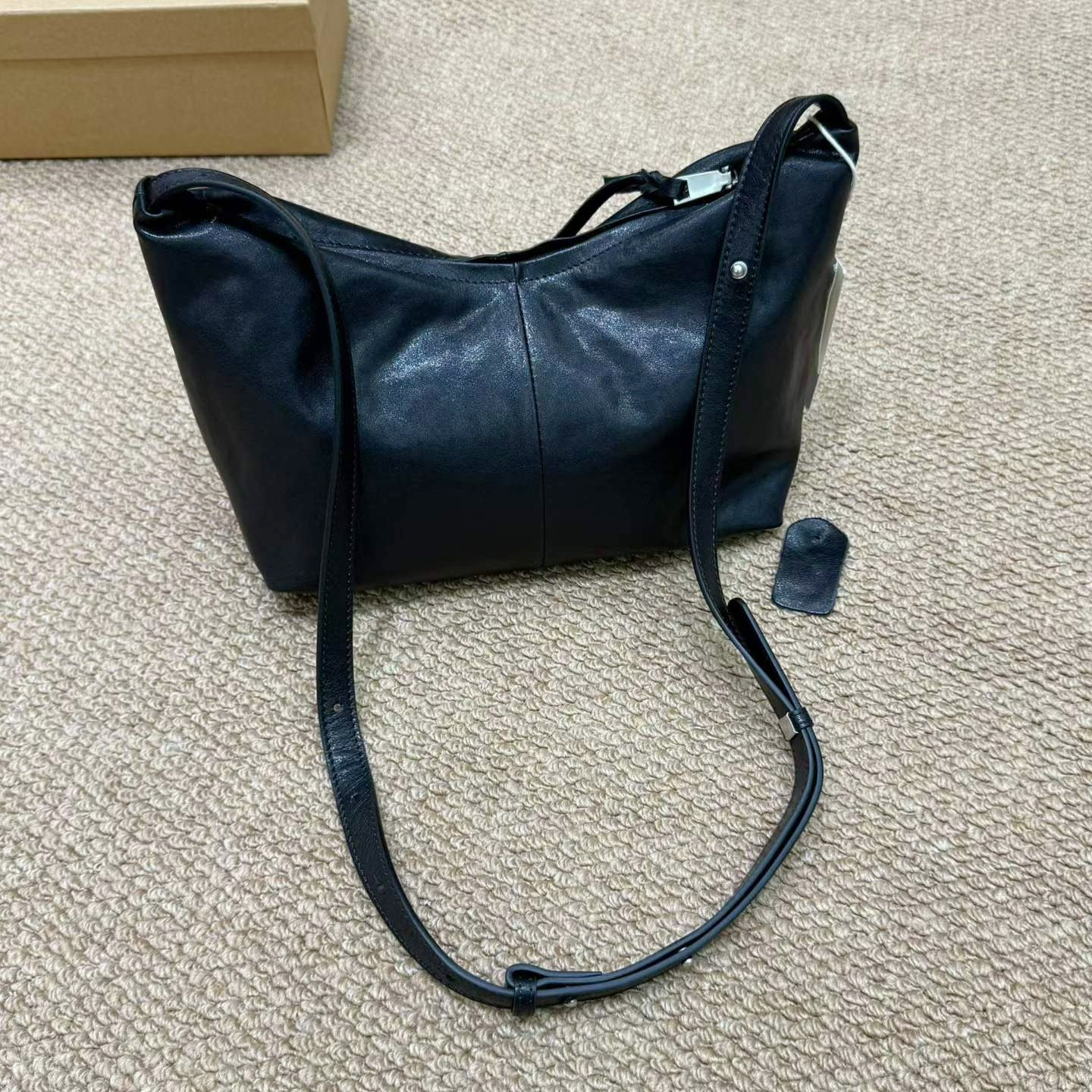 新品百搭真皮饺子包单肩斜挎包女