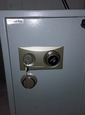 铭达保险柜，mingda机械密码双锁设计，灰色外观。带钥匙和密码锁