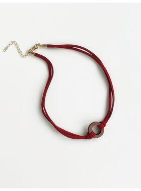 【特】国潮新中式暗酒红色天然木片圆环磨砂皮绳颈链女锁骨项链短