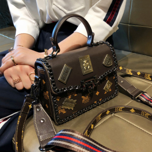 超好看小包包2025新款高级感时尚徽章小方包女手提单肩宽带斜挎包