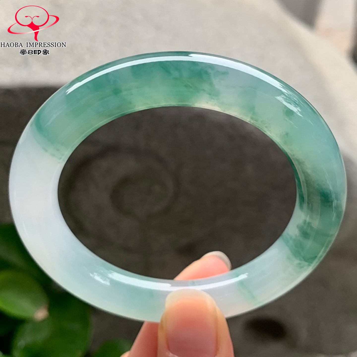 豪8印象V230翡翠圆条手镯圈口54.3天然高冰种绿飘花缅甸a货玉手镯