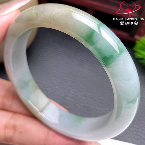 豪8印象S226018Y204翡翠手镯圈口57.4天然缅甸a货绿飘花玉手镯63g