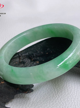 豪8印象L26238L112翡翠手镯圈口55.0mm冰糯种天然豆绿带阳绿玉镯