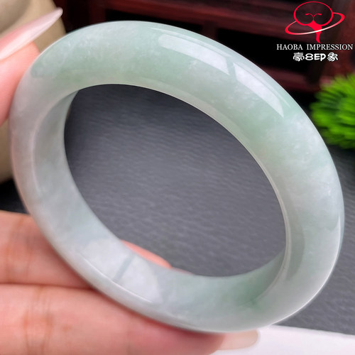 豪8印象S226018Y244翡翠手镯圈口55.6天然白底淡绿缅甸玉镯a货66g