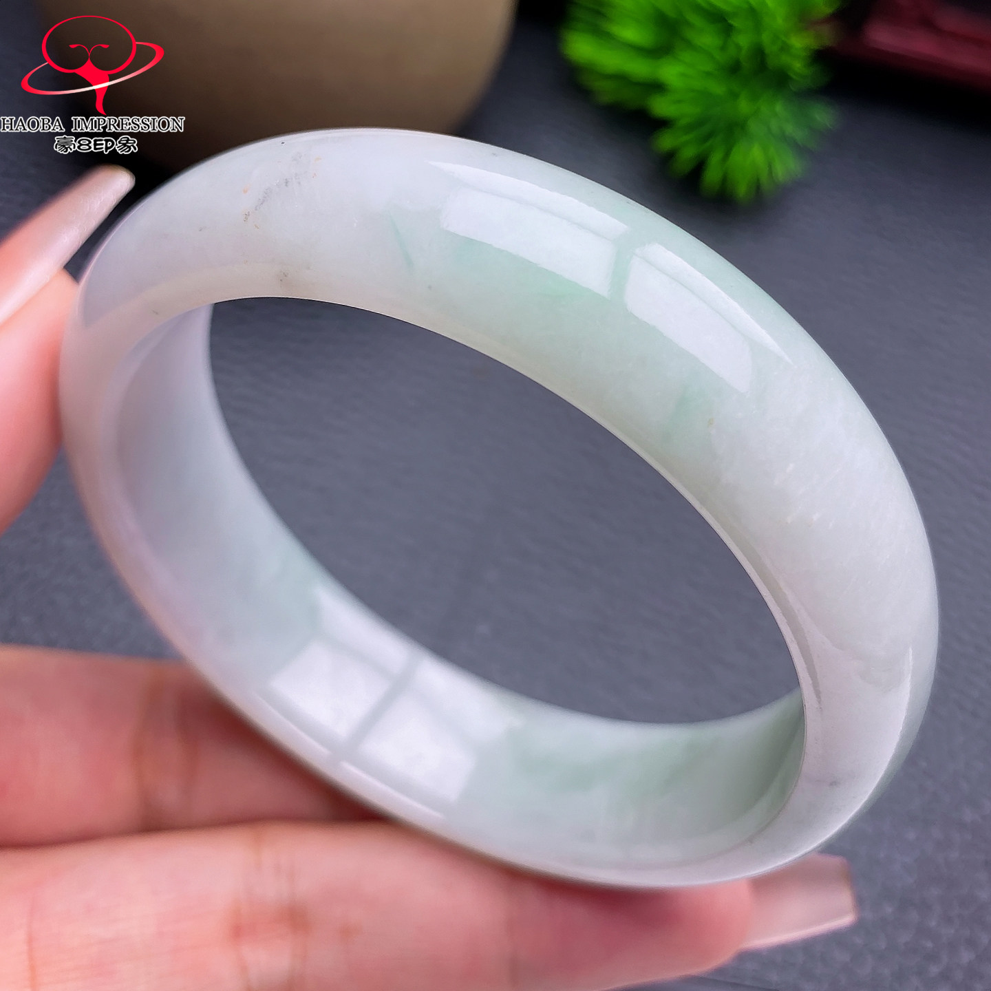 豪8印象X26080X570翡翠手镯圈口58.5天然缅甸糯种淡绿翡翠玉镯69g