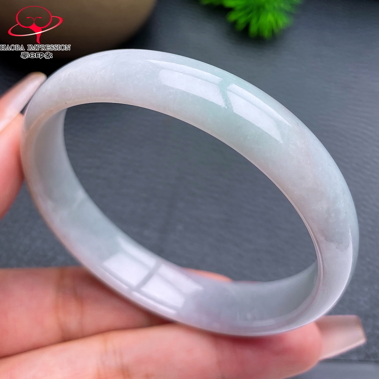 豪8印象X26036X584翡翠手镯圈口56.1天然缅甸糯种白底浅绿玉镯37g