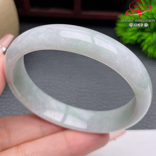 豪8印象S126010Y514翡翠贵妃手镯圈口54.2天然白底淡绿玉手镯38g