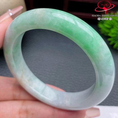 豪8印象手镯之家S526048Y293翡翠手镯圈口55.8mm天然白底带绿玉镯