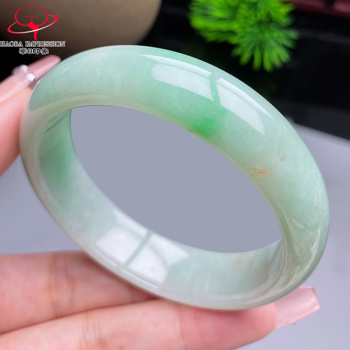豪8印象X26128X496翡翠手镯圈口55.7糯种果绿带洒金缅甸玉镯58g
