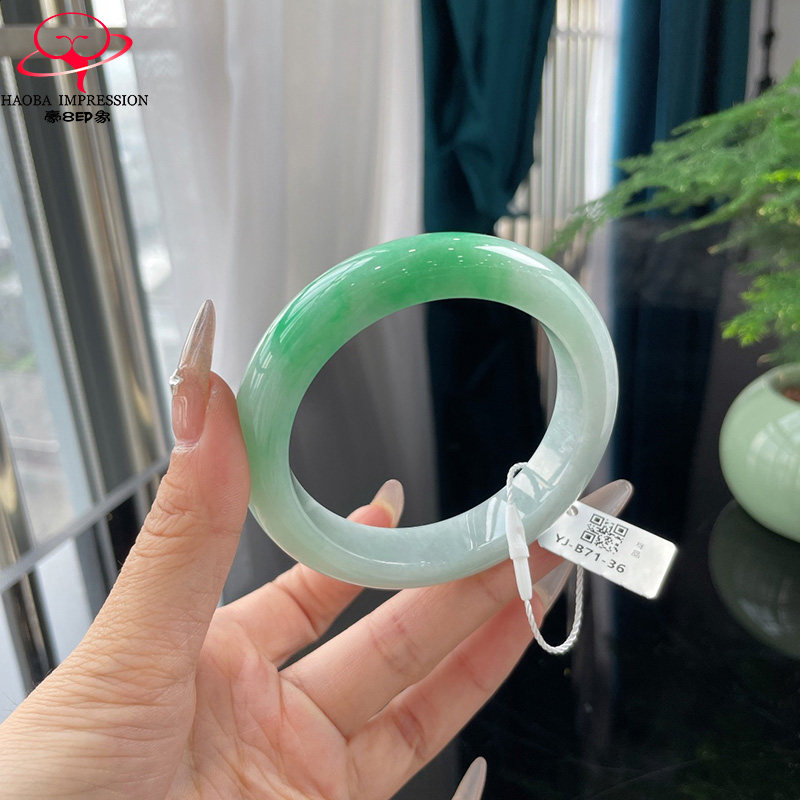 豪8印象珠宝翡翠手镯之家YJ-B71-36天然玉石白底青阳绿56定制带证