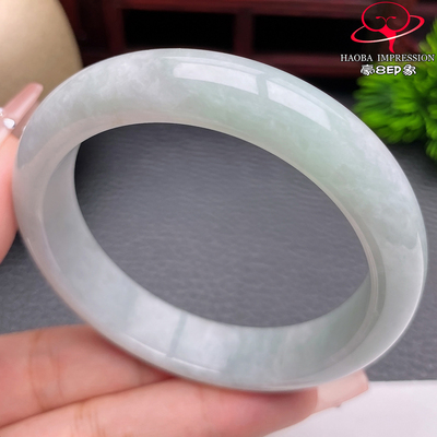 豪8印象S126010Y397翡翠手镯圈口55.3天然缅甸白底淡绿玉手镯55g
