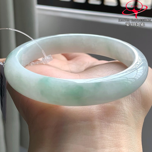豪8印象W26048W807天然A货翡翠圈口56.2冰糯种白底飘绿花正圈玉镯