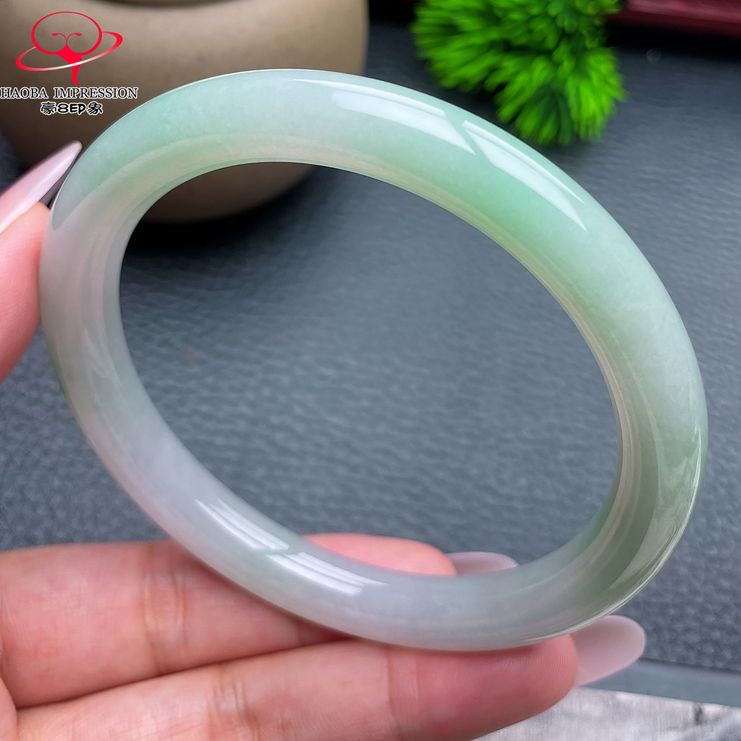 豪8印象M26260M536翡翠圆条手镯圈口61.9天然冰糯种淡绿玉镯重49g