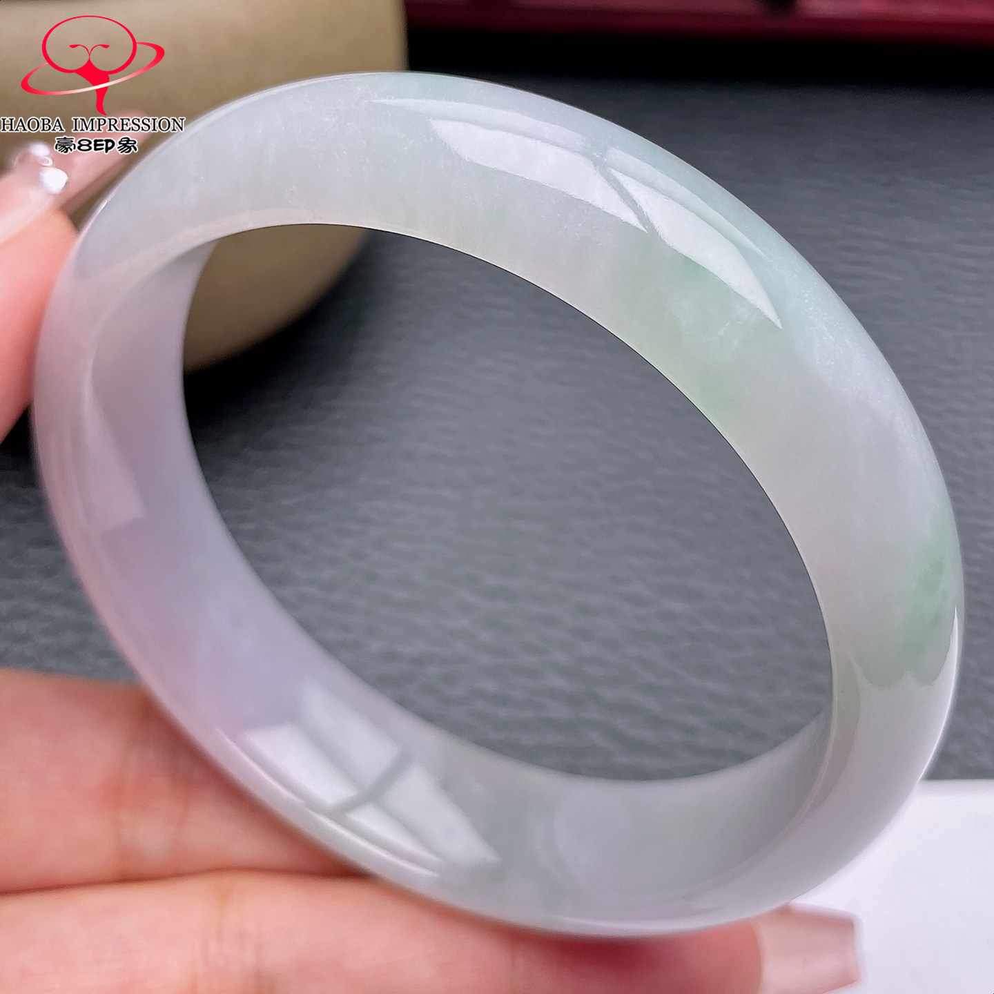 豪8印象X26480X834翡翠手镯圈口57.2冰种白底浅绿带洒金玉镯56g