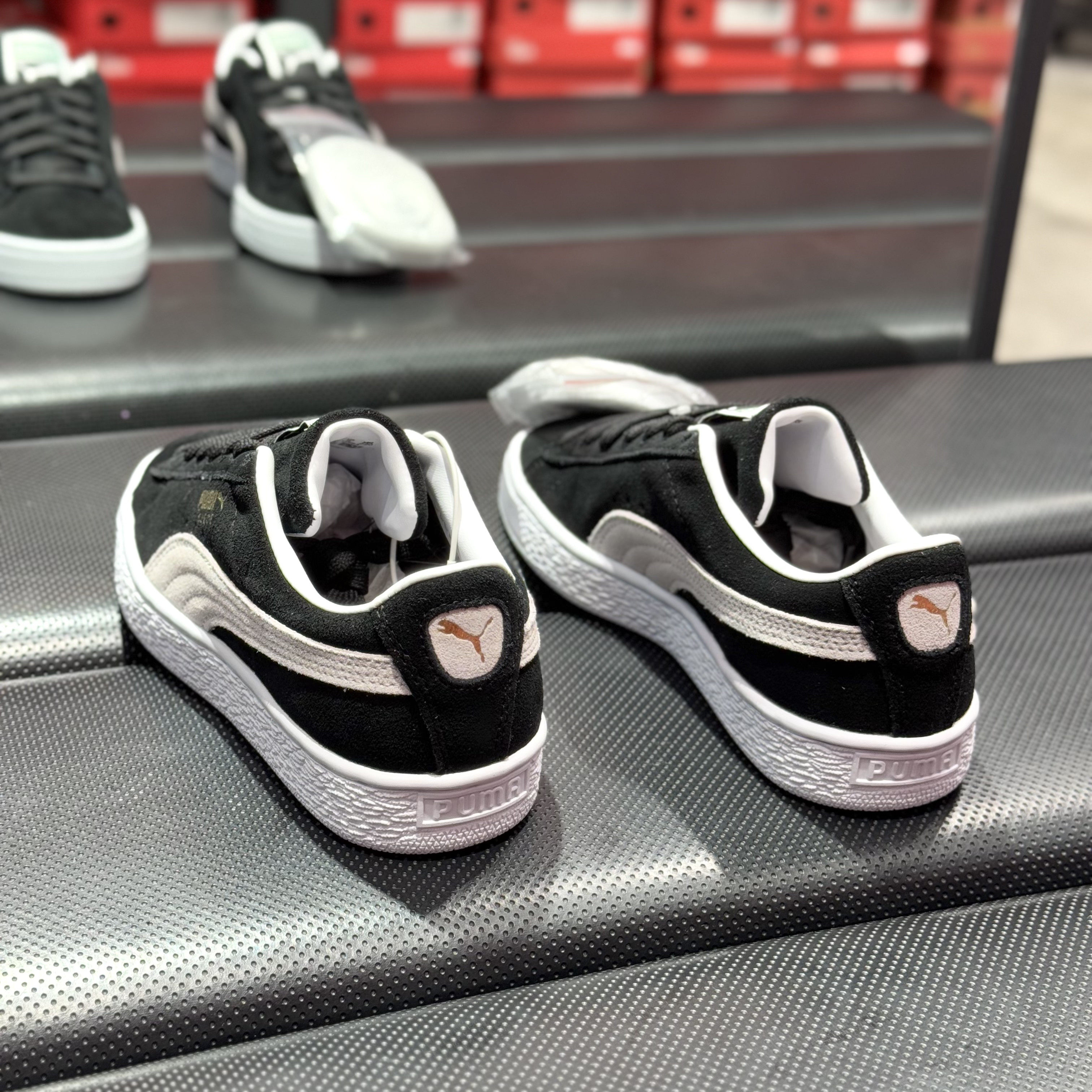 彪马PUMA新款女子休闲运动低帮翻毛皮经典黑白百搭轻便板鞋374915