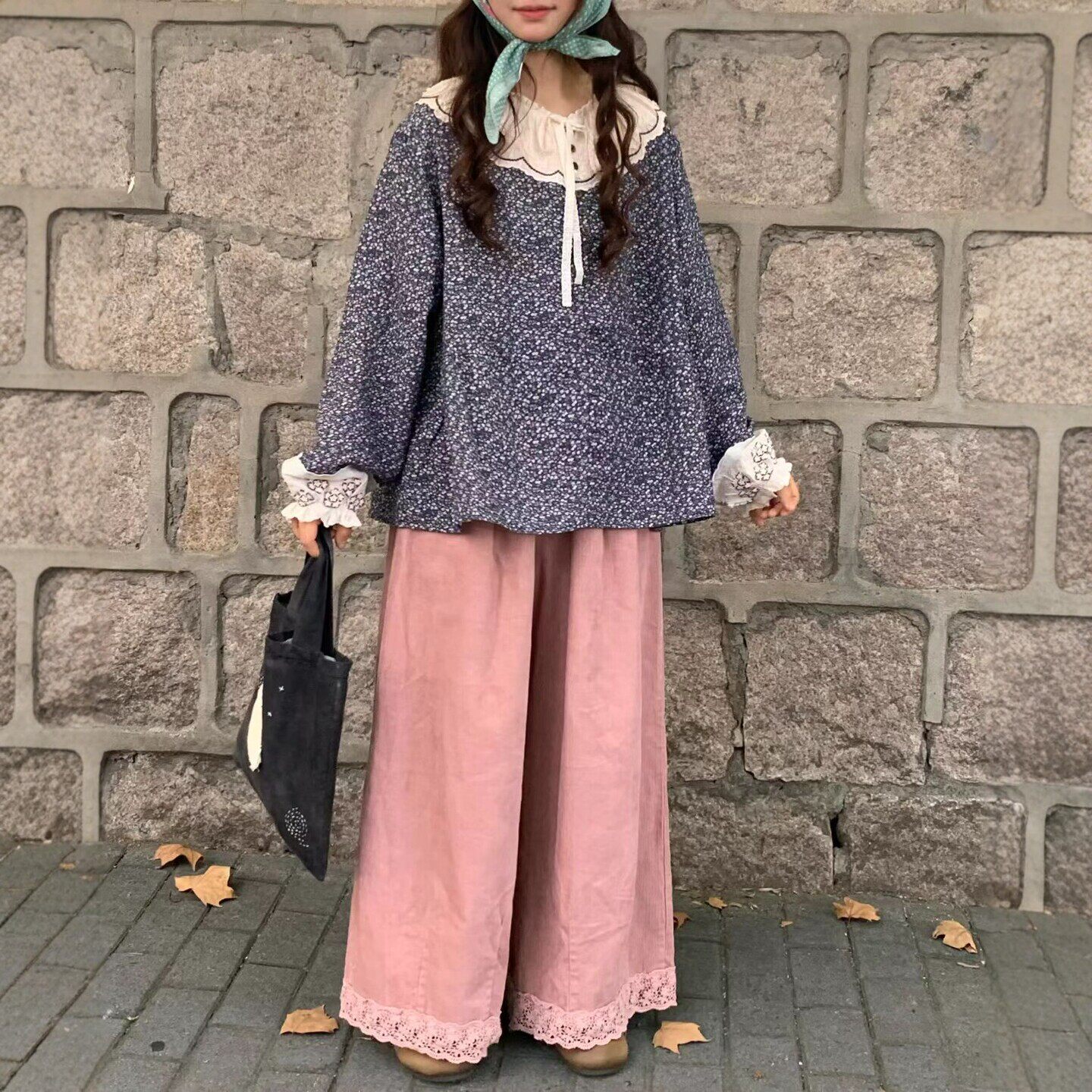 棉麻碎花拼接刺绣领宽松版娃娃衫