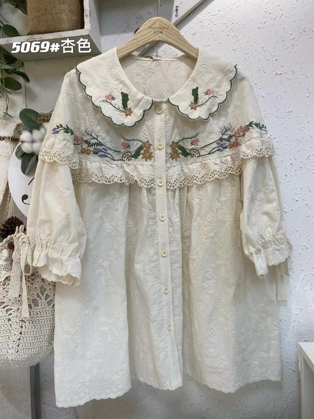 日系森系绣花波浪娃娃领棉布刺绣宽松版中袖衬衫甜美减龄夏天衬衣