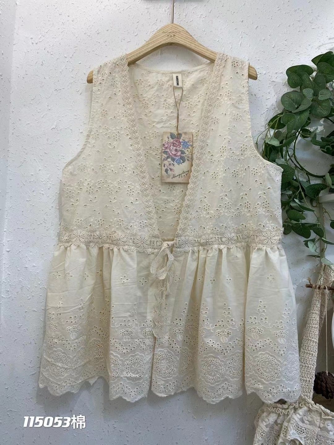 日韩森系甜美叠穿百搭系带精美刺绣镂空马甲大V领坎肩背心马夹夏