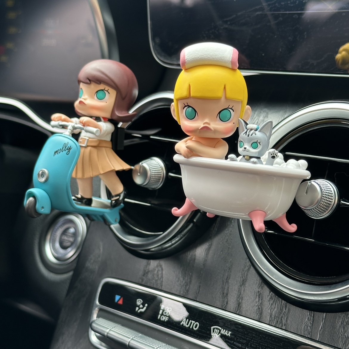 泡泡玛特molly放空的一天汽车香薰空调出风口夹可爱车载摆件装饰