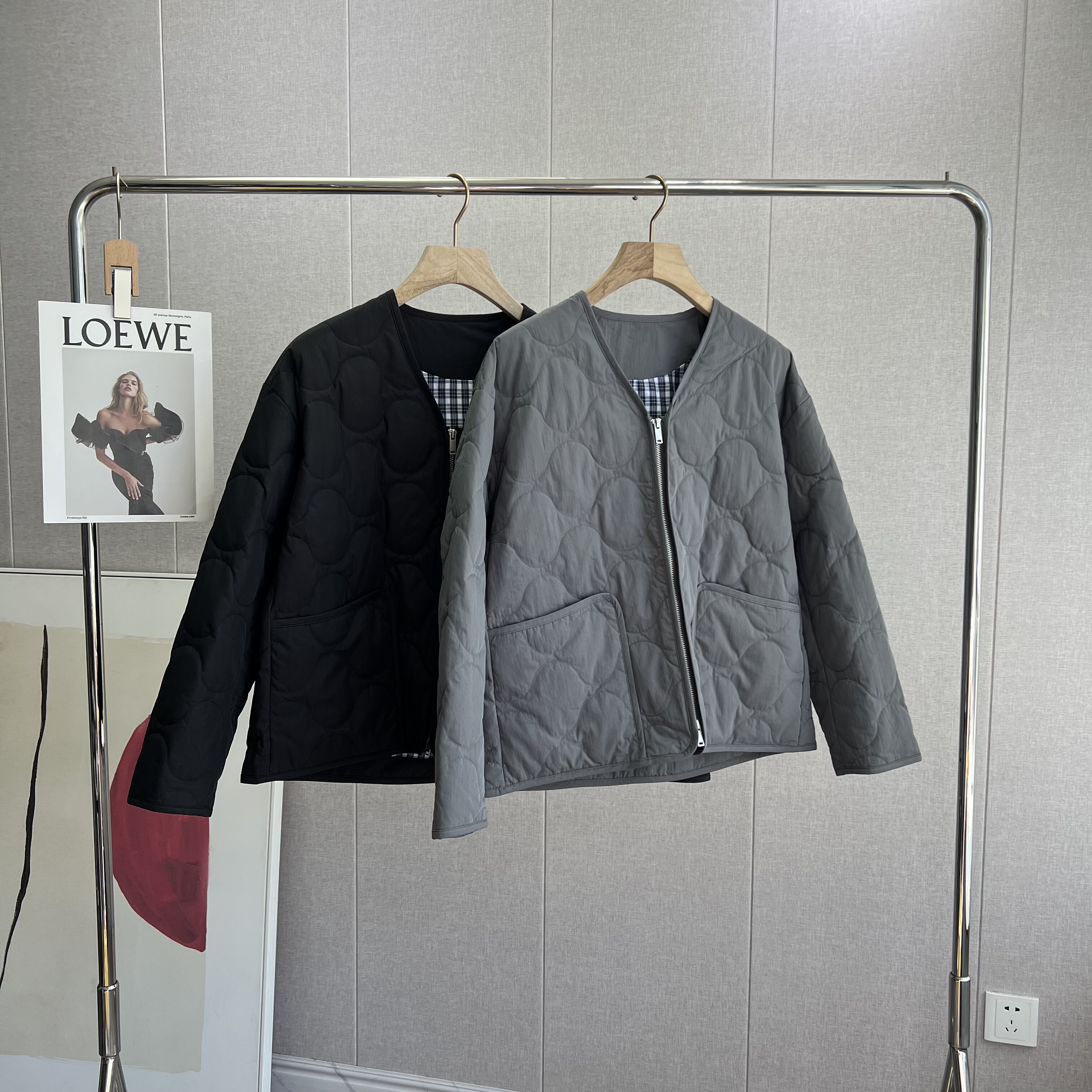 yuan单！P牌设计师款！宽松菱格V领鹅绒羽绒服外套女