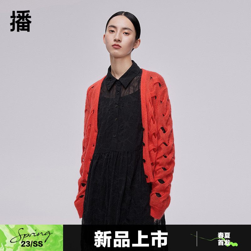 播新年系列2023春新款慵懒落肩创意镂空绞花针织开衫女BDQ1UD0025