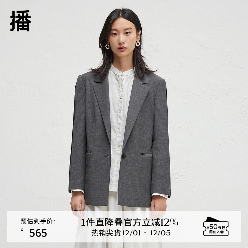 质感同色圆扣，袖子打立条设计