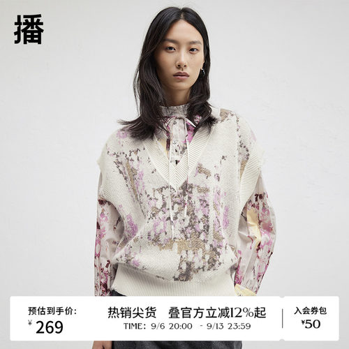 时尚V领修饰脖颈，罗纹袖口空针留须
