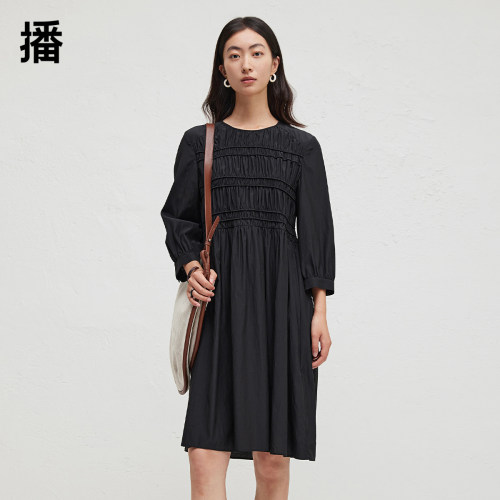 播商场同款简约圆领连衣裙女2024春秋气质别致褶皱长裙BDR3LD3374