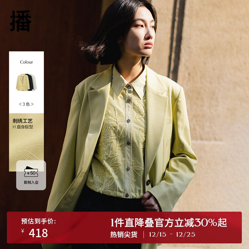 利落西装领，牛角扣装饰